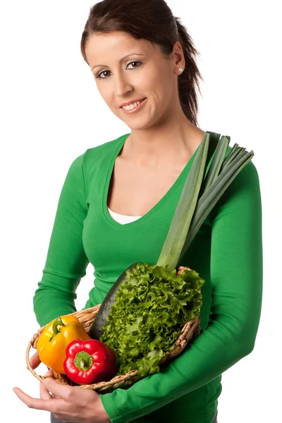 야채 바구니와 매력적인 젊은 여자 — 스톡 사진