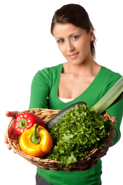 Attraente giovane donna con cesto di verdure — Foto Stock