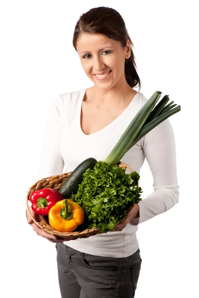 Attraente giovane donna con cesto di verdure — Foto Stock