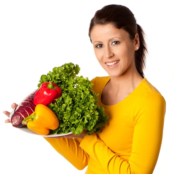 Привлекательная молодая женщина с корзиной овощей — стоковое фото