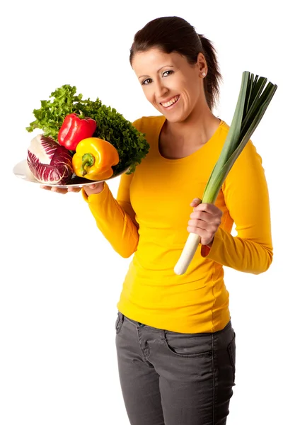 Atractiva joven con cesta de verduras — Foto de Stock