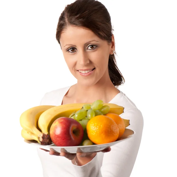 Giovane donna attraente con un piatto di frutti diversi — Foto Stock