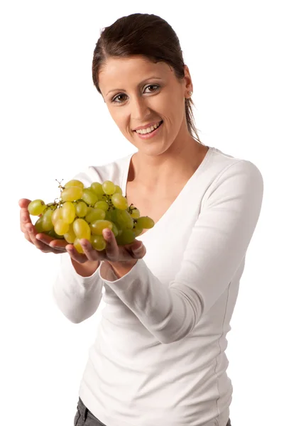 Приваблива молода жінка з білим виноградом в руці — стокове фото