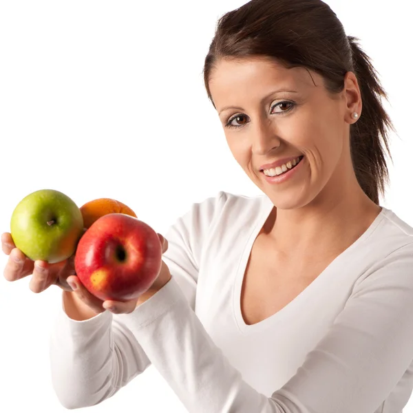 Aantrekkelijke jonge vrouw met diverse vruchten in haar handen — Stockfoto