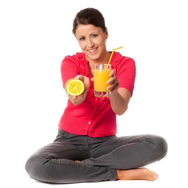 Attraktiv ung kvinna med glas apelsinjuice — Stockfoto