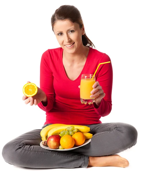 Attraente giovane donna con bicchiere di succo d'arancia — Foto Stock