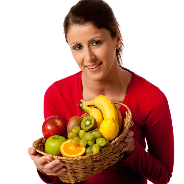 Atrakcyjna młoda kobieta z koszem owoców varyous — Zdjęcie stockowe