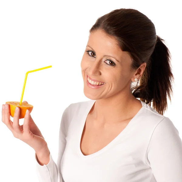 Atrakcyjna młoda kobieta ze szklanką soku pomarańczowego — Zdjęcie stockowe