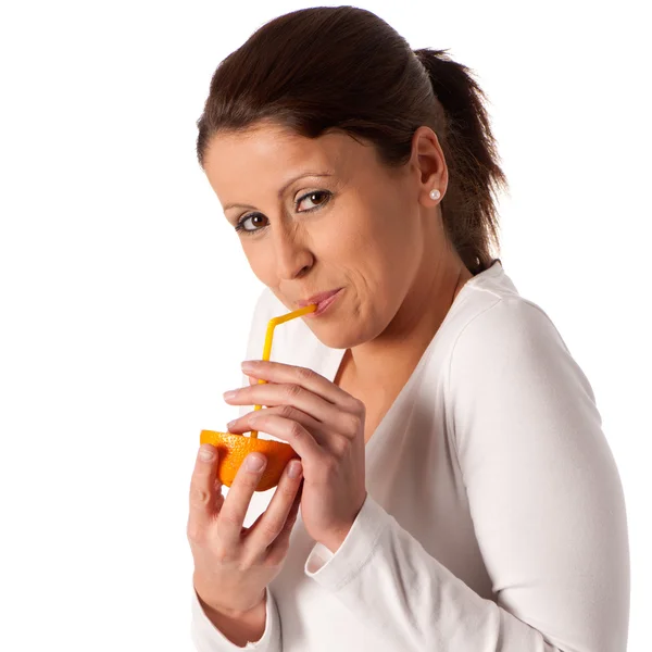 Atrakcyjna młoda kobieta ze szklanką soku pomarańczowego — Zdjęcie stockowe