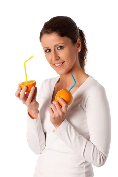 Attraente giovane donna con bicchiere di succo d'arancia — Foto Stock