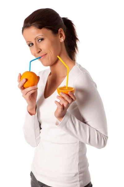魅力的な若いです女性とともにガラスのオレンジジュース — ストック写真