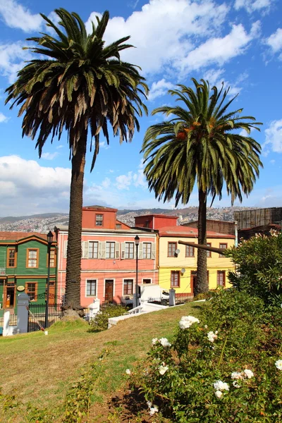 多彩的房子在瓦尔帕莱索智利与视图的端口上。教科文组织世界遗产. — 图库照片