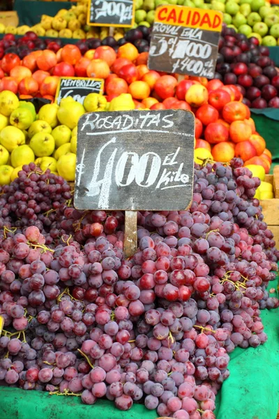 Röda druvor på den lokala marknaden i valparaiso, chile. — Stockfoto