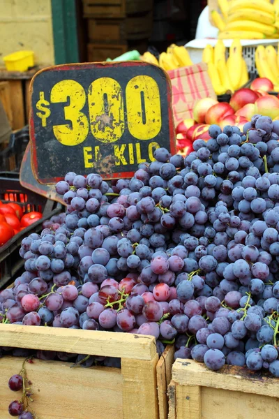 Kırmızı üzüm yerel pazarda ayında valparaiso, Şili. — Stok fotoğraf