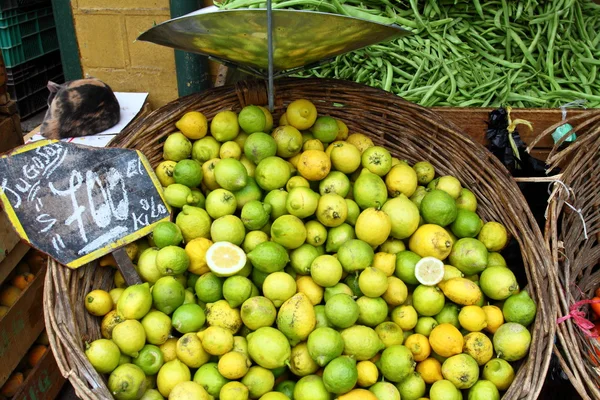 Čerstvé ovoce a zelenina na místním trhu — Stock fotografie