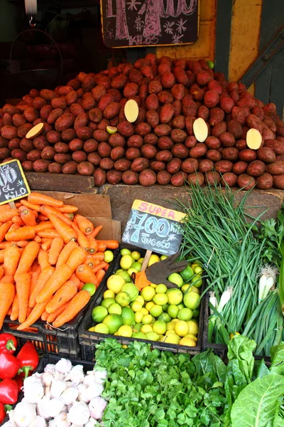 신선한 과일과 야채는 현지 시장에서 — 스톡 사진