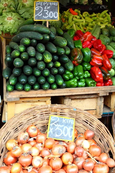 Fresh fruits and vegetables at the local market — Stock Photo, Image
