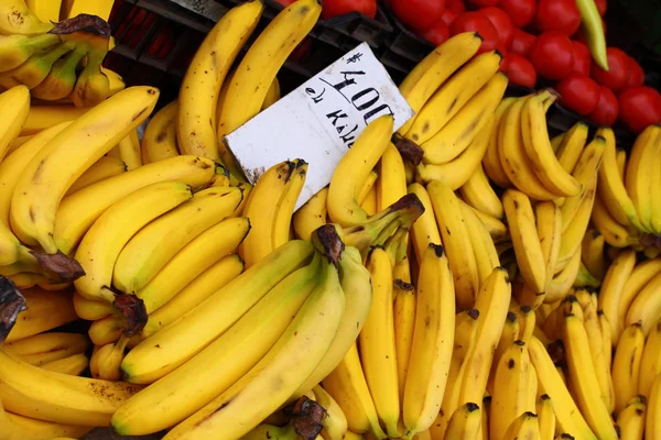 Свіжі фрукти та овочі на місцевому ринку — стокове фото