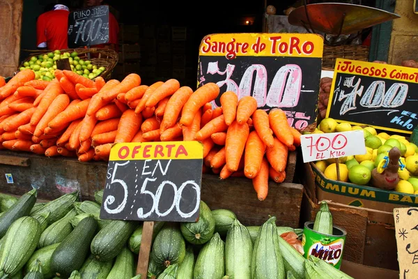 Fruits et légumes frais au marché local — Photo