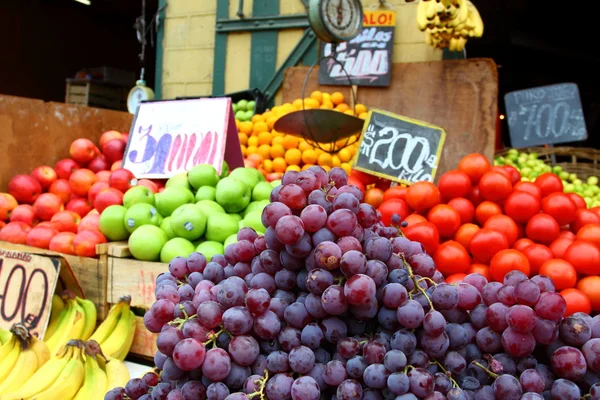 新鮮な果物や野菜、地元の市場で — ストック写真