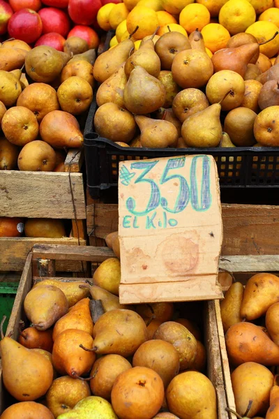 新鲜水果和蔬菜在本地市场 — 图库照片