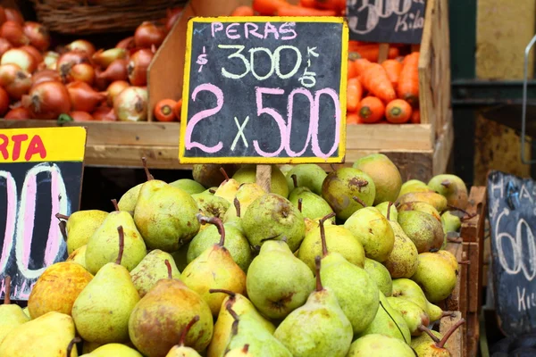 Friss zöldségek és gyümölcsök, a helyi piacon — Stock Fotó