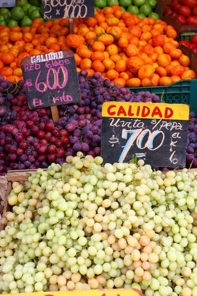 Taze meyve ve sebze yerel pazarda — Stok fotoğraf