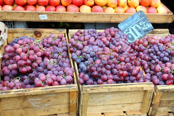 Uvas rojas en el mercado local — Foto de Stock