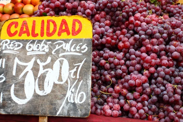 Röda druvor på den lokala marknaden — Stockfoto
