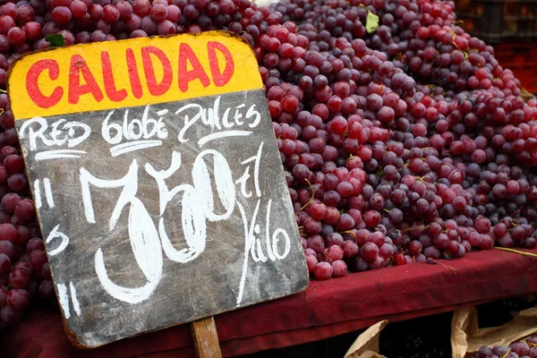 地元の市場で赤ブドウ — ストック写真