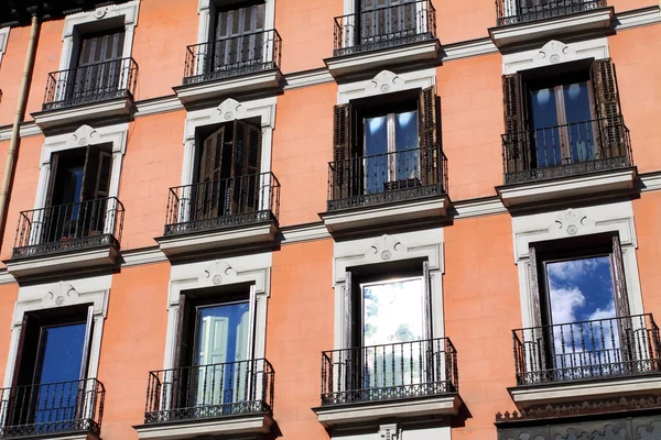 Mediterrane architectuur in Spanje. oude flatgebouw in madrid. — Stockfoto