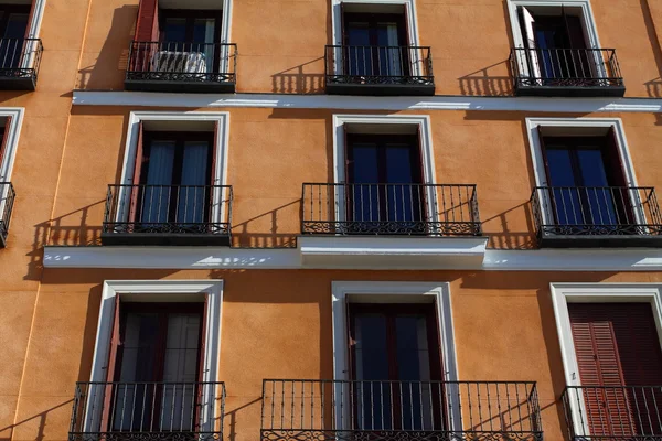 Architektury śródziemnomorskiej w Hiszpanii. starej kamienicy w Madrycie. — Zdjęcie stockowe