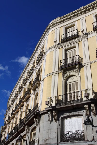 Mediterrán építészettel, Spanyolország. régi bérház, Madrid. — Stock Fotó