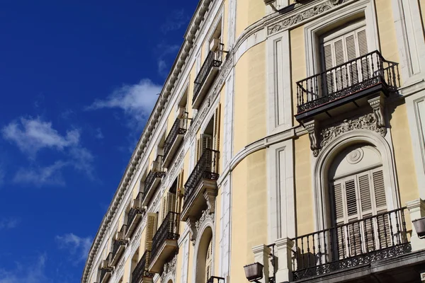 Mediterranean architecture in Spain. Old apartment building in Madrid. — Stock Photo, Image