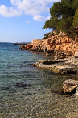 tipik beach Ibiza, Balear adaya, İspanya.