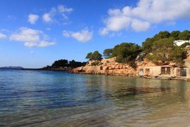 tipik beach Ibiza, Balear adaya, İspanya.