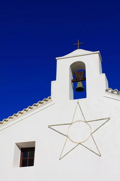 Biały kościół w ibiza, Hiszpania — Zdjęcie stockowe