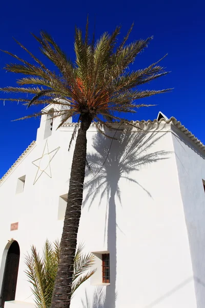 Bílý kostel v ibiza, Španělsko — Stock fotografie