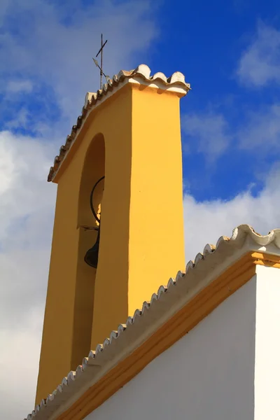 Белая церковь на Ибице — стоковое фото