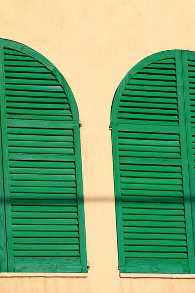 Pięknie oprawione zabytkowe okno, śródziemnomorskiej, Włochy — Zdjęcie stockowe