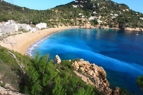 Bella piccola baia a Ibiza, Isole Baleari, Spagna . — Foto Stock