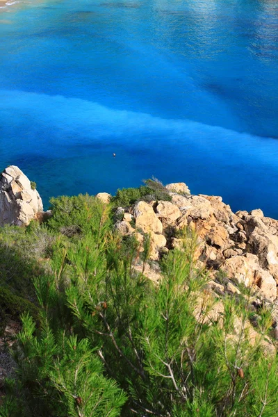 Vacker liten vik i ibiza, Balearerna, Spanien. — Stockfoto