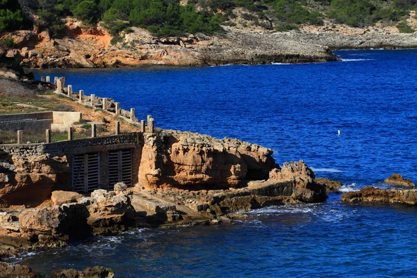 Prachtige kleine baai in ibiza, baleares eiland, Spanje. — Stockfoto
