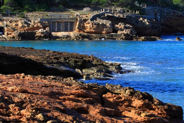 Vacker liten vik i ibiza, Balearerna ön, Spanien. — Stockfoto