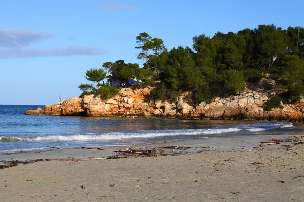 Belle petite baie à Ibiza, Îles Baléares, Espagne . — Photo