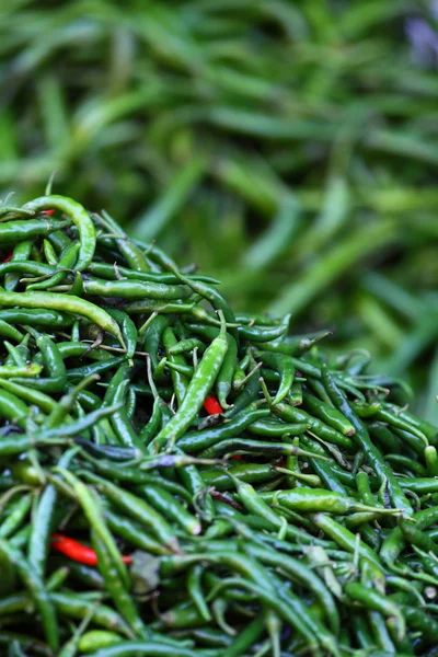 Paprica verde nel mercato vegetale tradizionale in India . — Foto Stock
