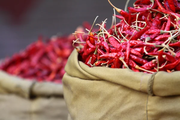 Paprica roja en el mercado tradicional de verduras en la India . —  Fotos de Stock