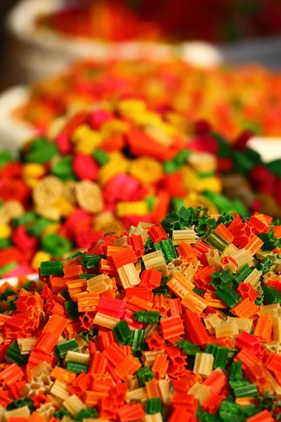 Многоцветная паста на традиционном рынке Индии . — стоковое фото