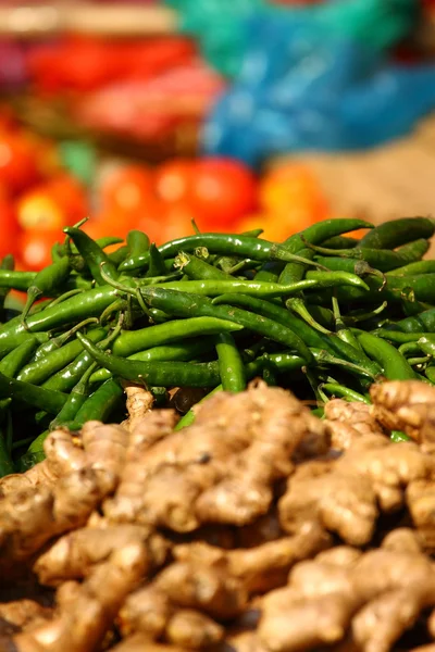 Gyömbér és a zöld paprica hagyományos piaci Indiában. — Stock Fotó