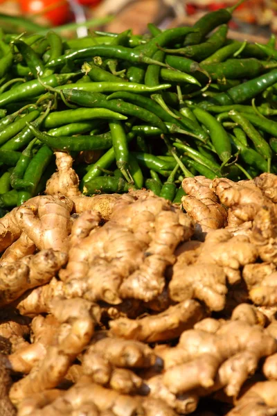Gember en groene paprica in traditionele markt in india. — Stockfoto
